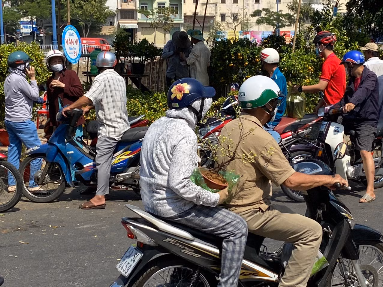 Tranh thủ cúng đón ông bà rồi ra chợ hoa 
