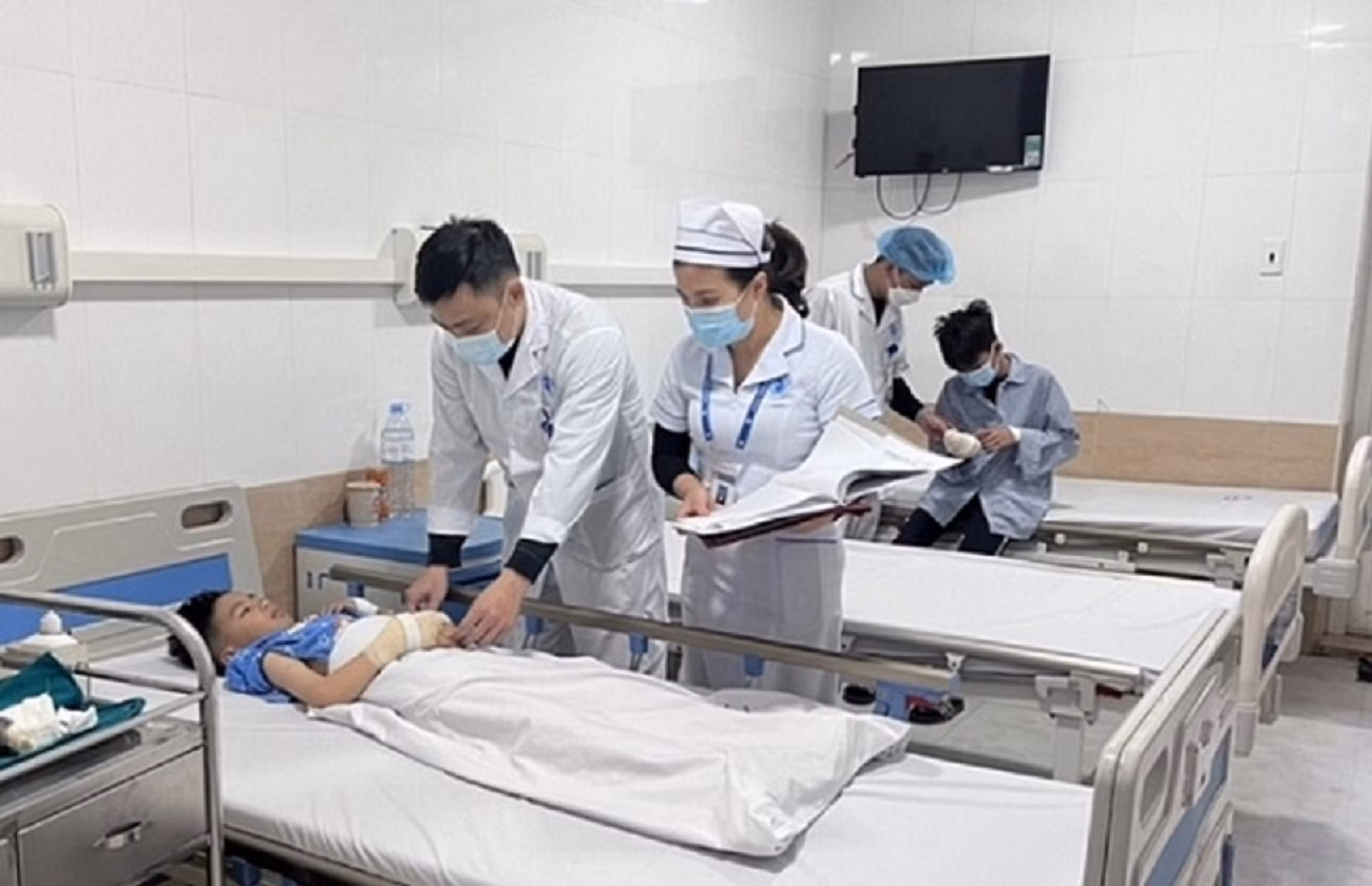 13 người nhập viện vì pháo nổ ở Hải Phòng -0