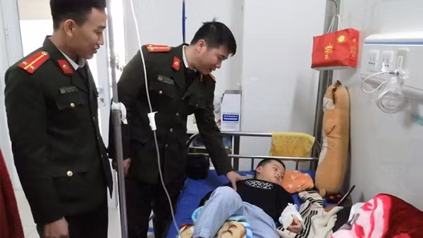 Trung úy Công an hiến máu cứu cháu bé qua cơn nguy kịch