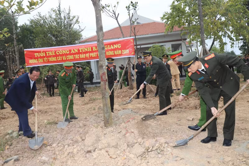 Công an các địa phương phát động Tết trồng cây -0