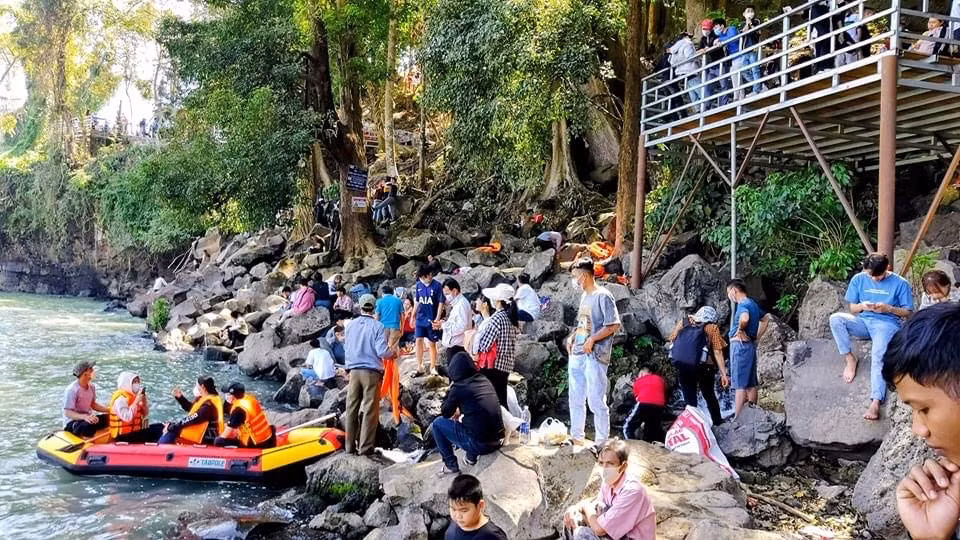 Du khách chen chân đi ngắm thác ngày Xuân -0