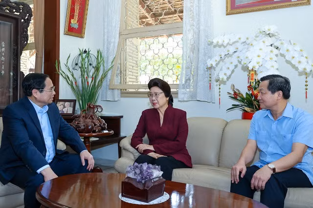 Thủ tướng Phạm Minh Chính dâng hương tưởng nhớ các đồng chí cố Thủ tướng Chính phủ -0
