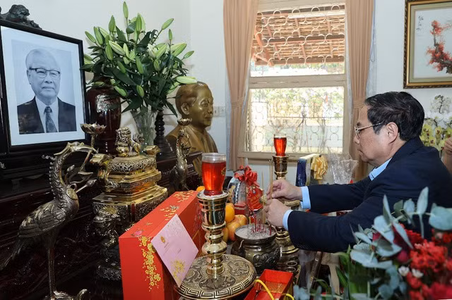 Thủ tướng Phạm Minh Chính dâng hương tưởng nhớ các đồng chí cố Thủ tướng Chính phủ -0