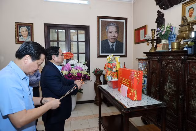 Thủ tướng Phạm Minh Chính dâng hương tưởng nhớ các đồng chí cố Thủ tướng Chính phủ -0