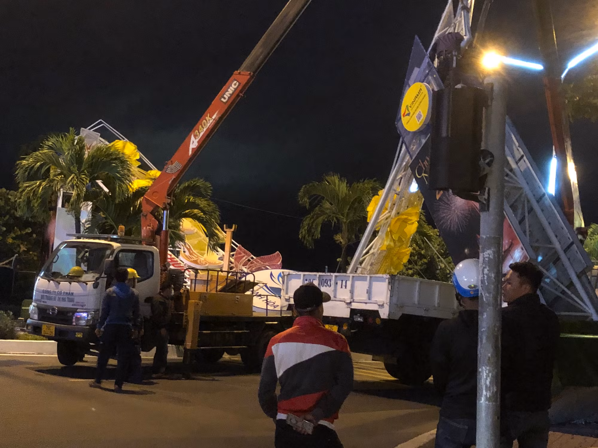Khắc phục sự cố sập cổng chào mừng năm mới trên đường Trần Phú TP Nha Trang -1