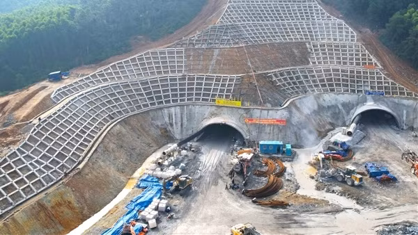 Xuyên Tết trên công trường cao tốc Bắc – Nam