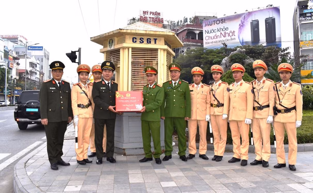 Thứ trưởng Trần Quốc Tỏ kiểm tra, chúc Tết tại Ninh Bình -2