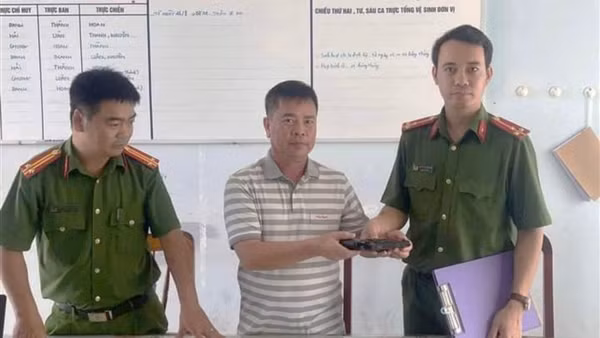 Nhặt được khẩu súng ngắn, người đàn ông đem giao nộp Công an