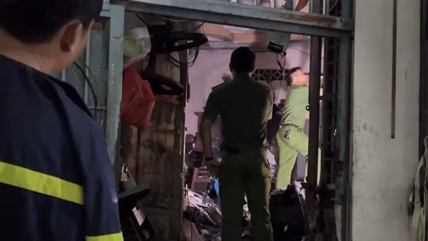 Hàng xóm cứu 3 người lớn tuổi khỏi đám cháy căn nhà trong hẻm
