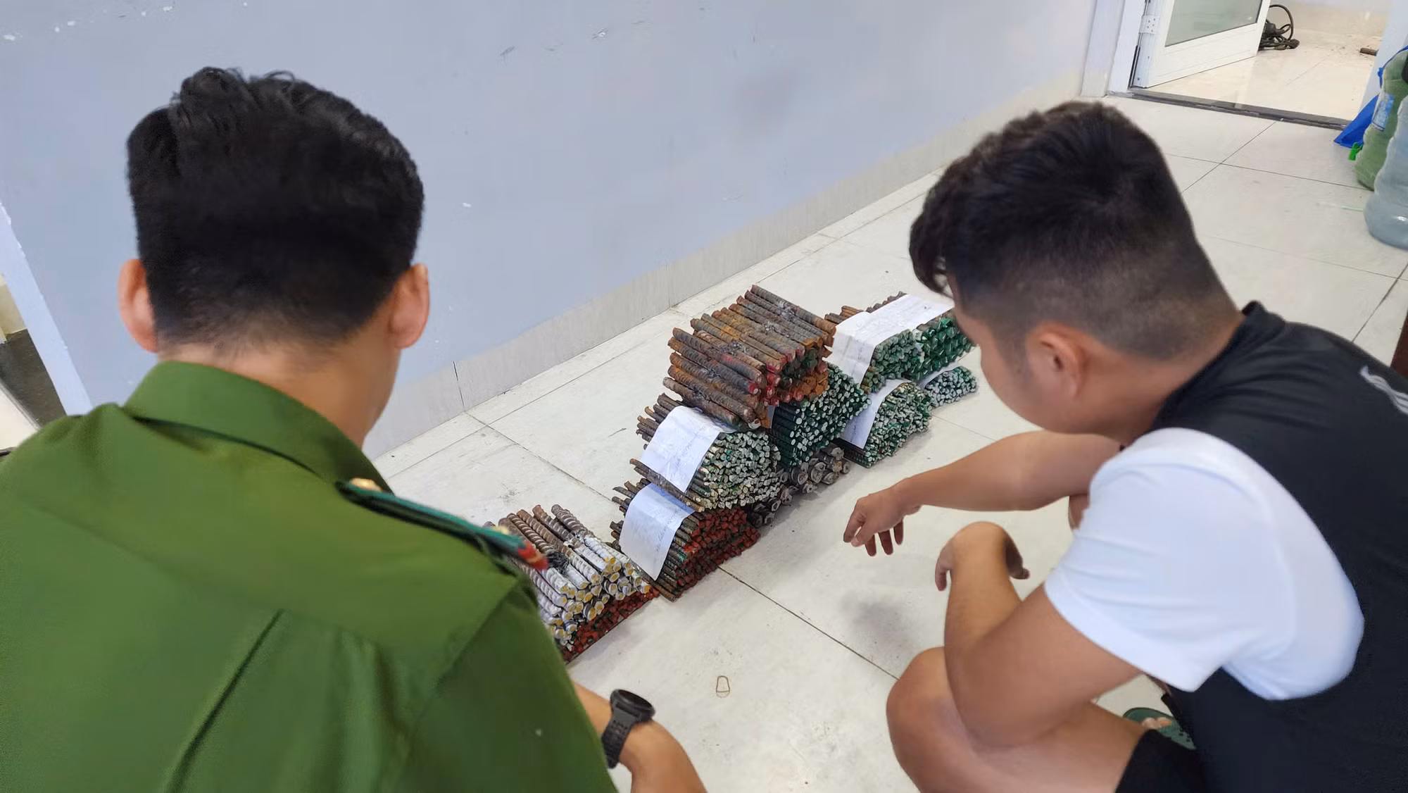 Truy nóng nhóm 9X lừa đảo bán thép xây dựng -0