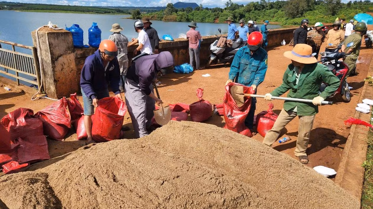 Cơ bản kiểm soát được sự cố thủng thân đập thủy lợi hơn 10 triệu m3 nước -0