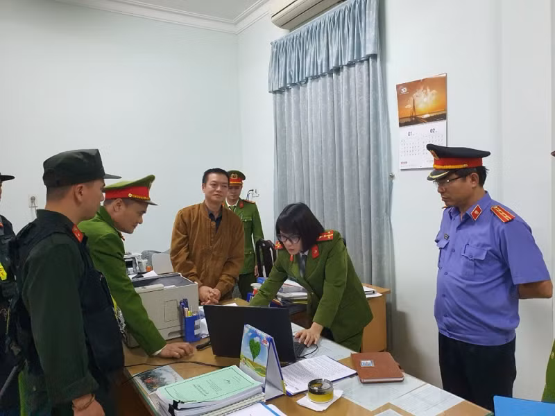 Cái giá của những kẻ “rút ruột” công ty -0