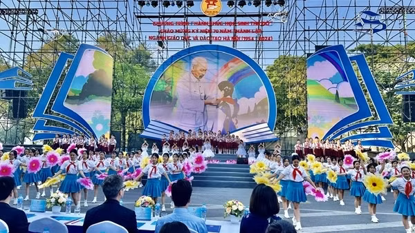 Khơi dậy niềm tự hào, lòng yêu nước, yêu Thủ đô cho các thế hệ học sinh Hà Nội