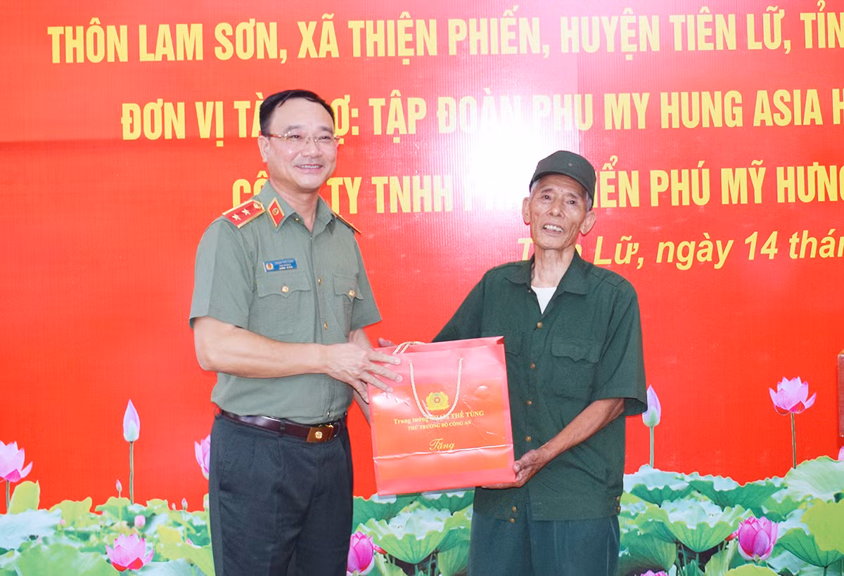 Bàn giao nhà tặng người có công và những món quà ý nghĩa ở huyện Tiên Lữ (Hưng Yên) -1