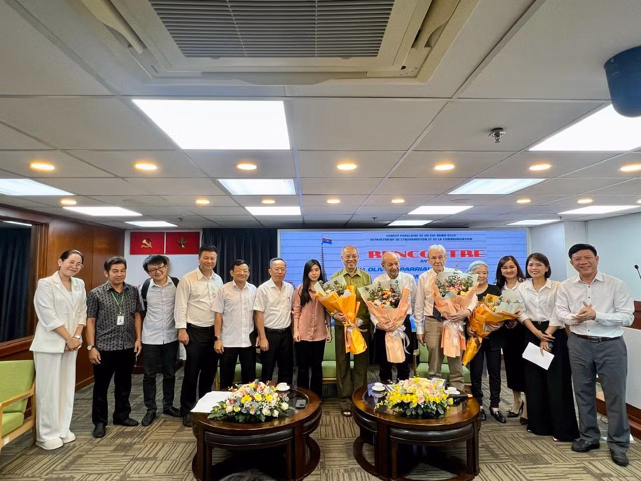 Hai người treo cờ Mặt trận dân tộc giải phóng miền Nam Việt Nam trên đỉnh cao nhà thờ Đức Bà ở Paris gặp gỡ báo chí -0