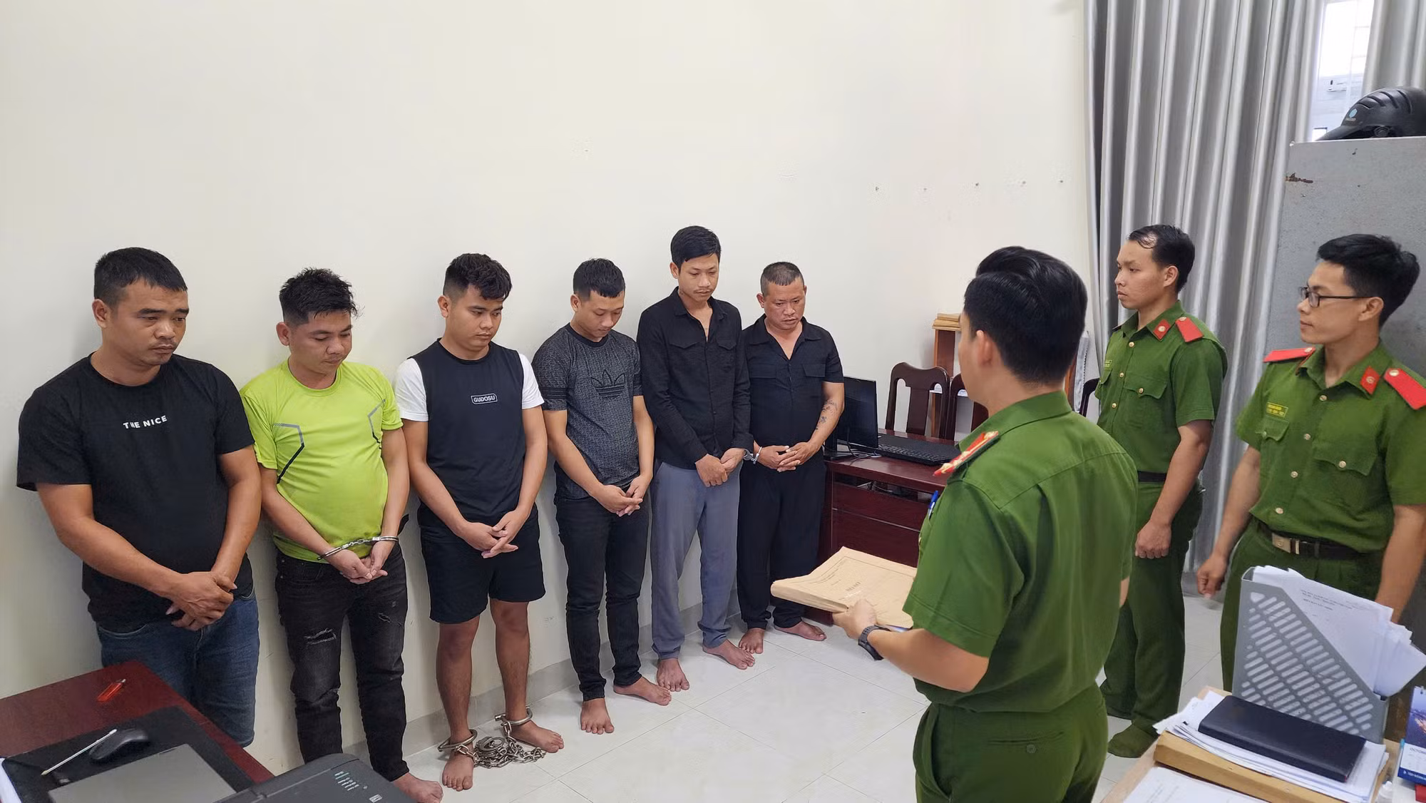 Truy nóng nhóm 9X lừa đảo bán thép xây dựng -0