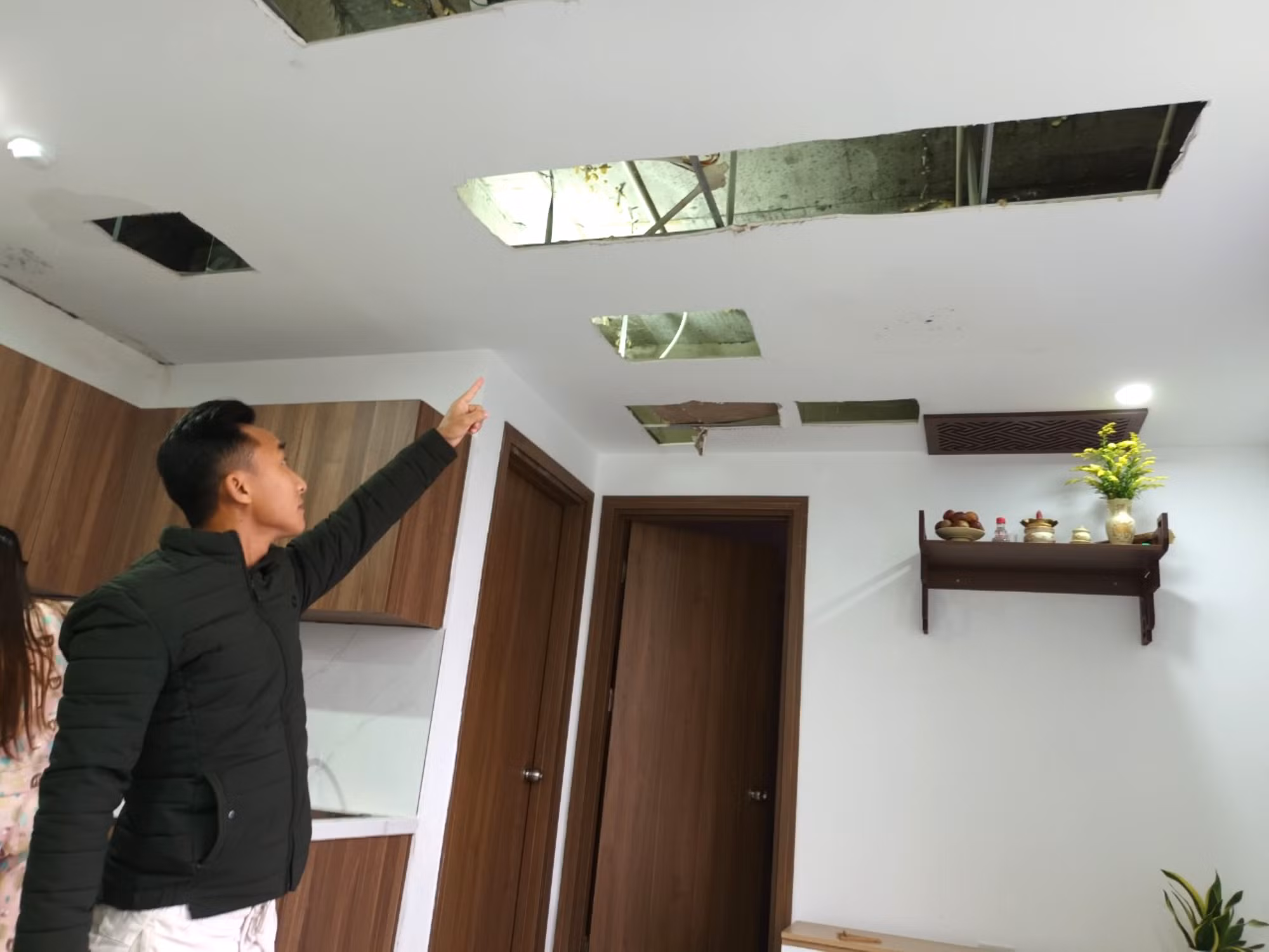 Chung cư vừa đưa vào sử dụng đã nứt trần, thấm dột -0