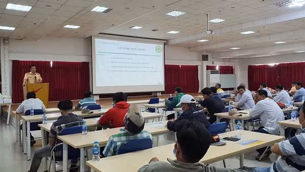 Nâng cao nhận thức về TTATGT cho các tài xế chở công nhân cuối năm