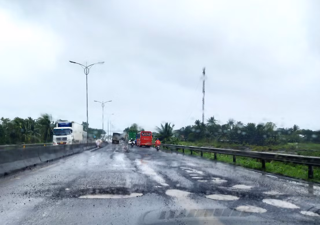 Cảnh báo từ 3 vụ tai nạn ô tô trên QL1A ở Phú Yên khi đường trơn, mưa dầm -1