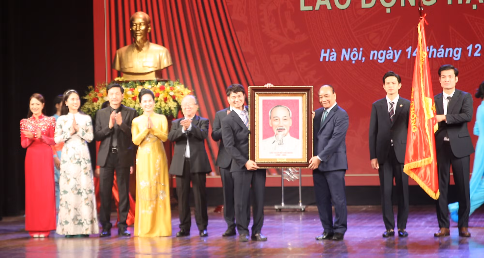 Chủ tịch nước Nguyễn Xuân Phúc dự lễ kỷ niệm 70 năm thành lập Nhà hát Kịch Việt Nam -0