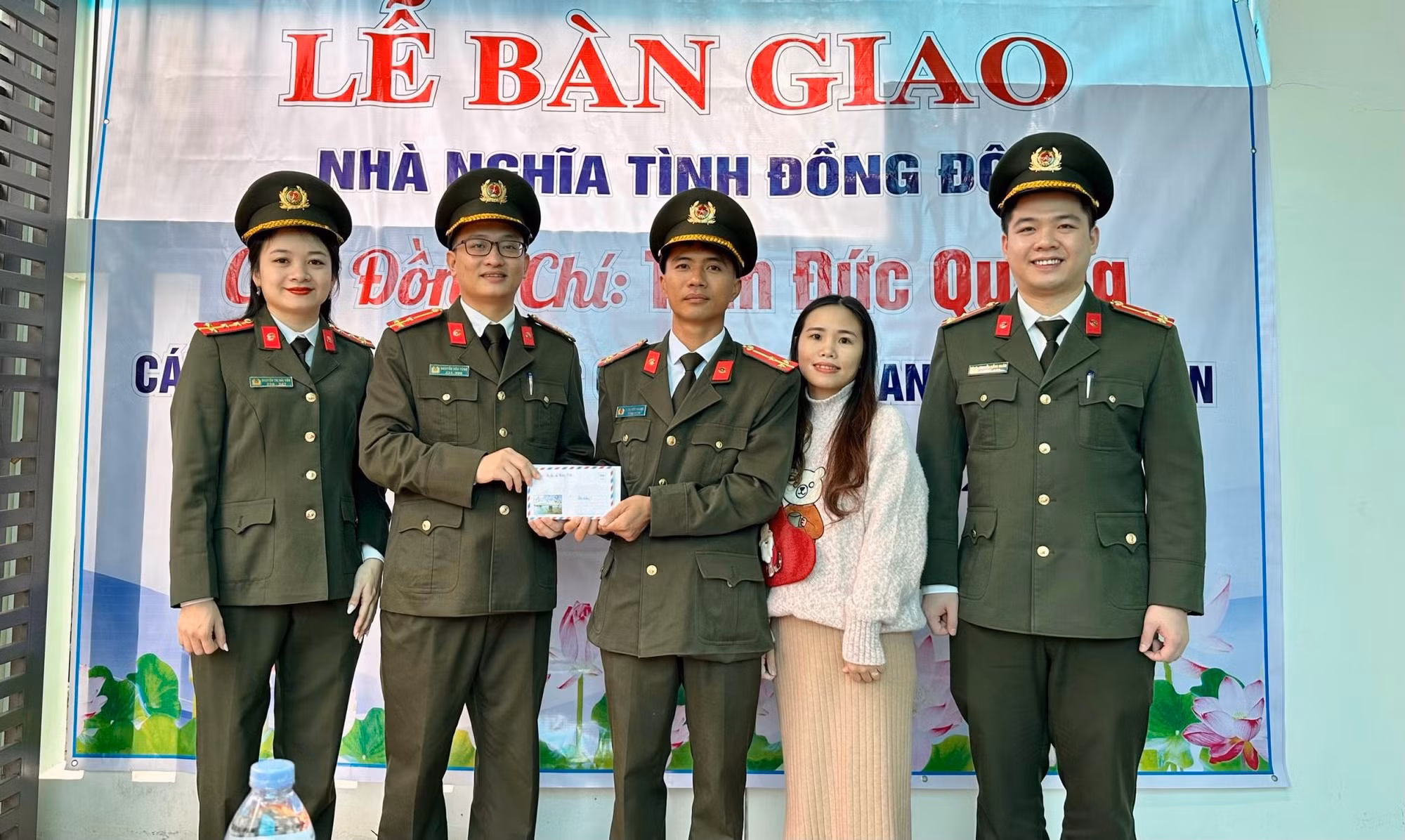 Bàn giao “Nhà nghĩa tình đồng đội” cho thượng uý Trần Đức Quang -0