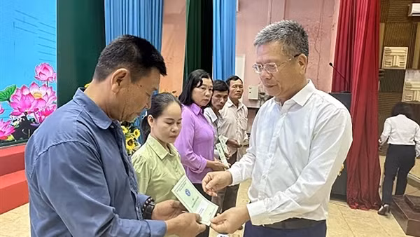 Mang Tết sớm đến với người dân nghèo