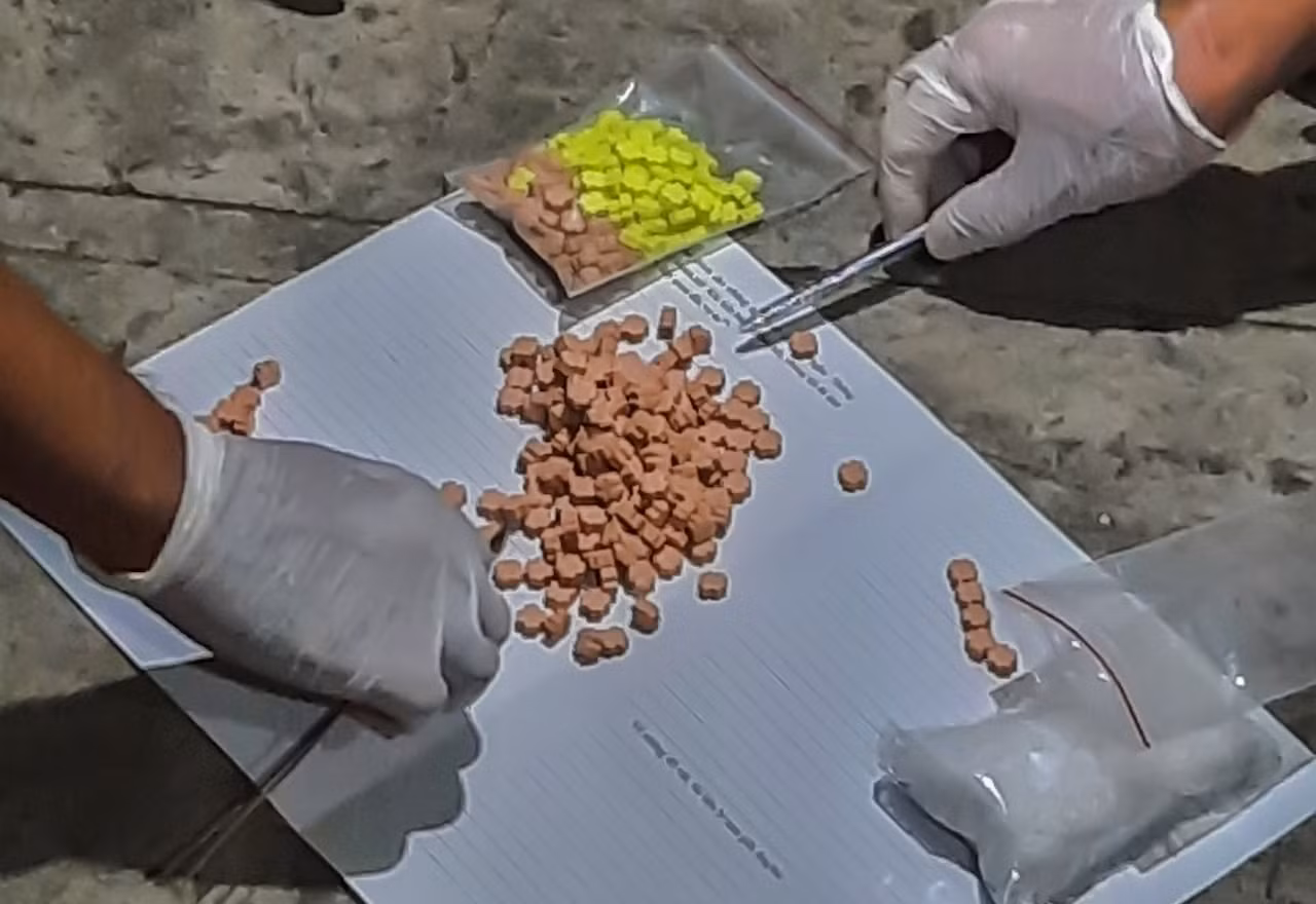 số viên nén và tinh thể rắn của nam và thình.jpg -0