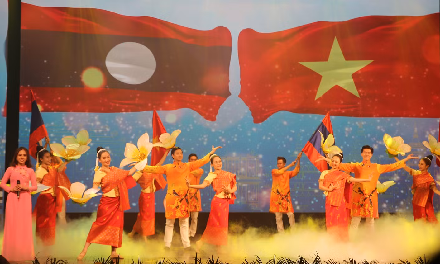 Tổ chức chương trình nghệ thuật và trao giải cuộc thi về tình đoàn kết Việt Nam – Lào -0