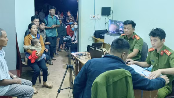 Công an Đắk Nông tranh thủ ngày nghỉ cuối tuần tập trung cấp tài khoản định danh điện tử