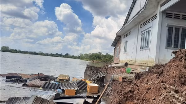 Trắng tay vì sạt lở bờ sông ở Vĩnh Long