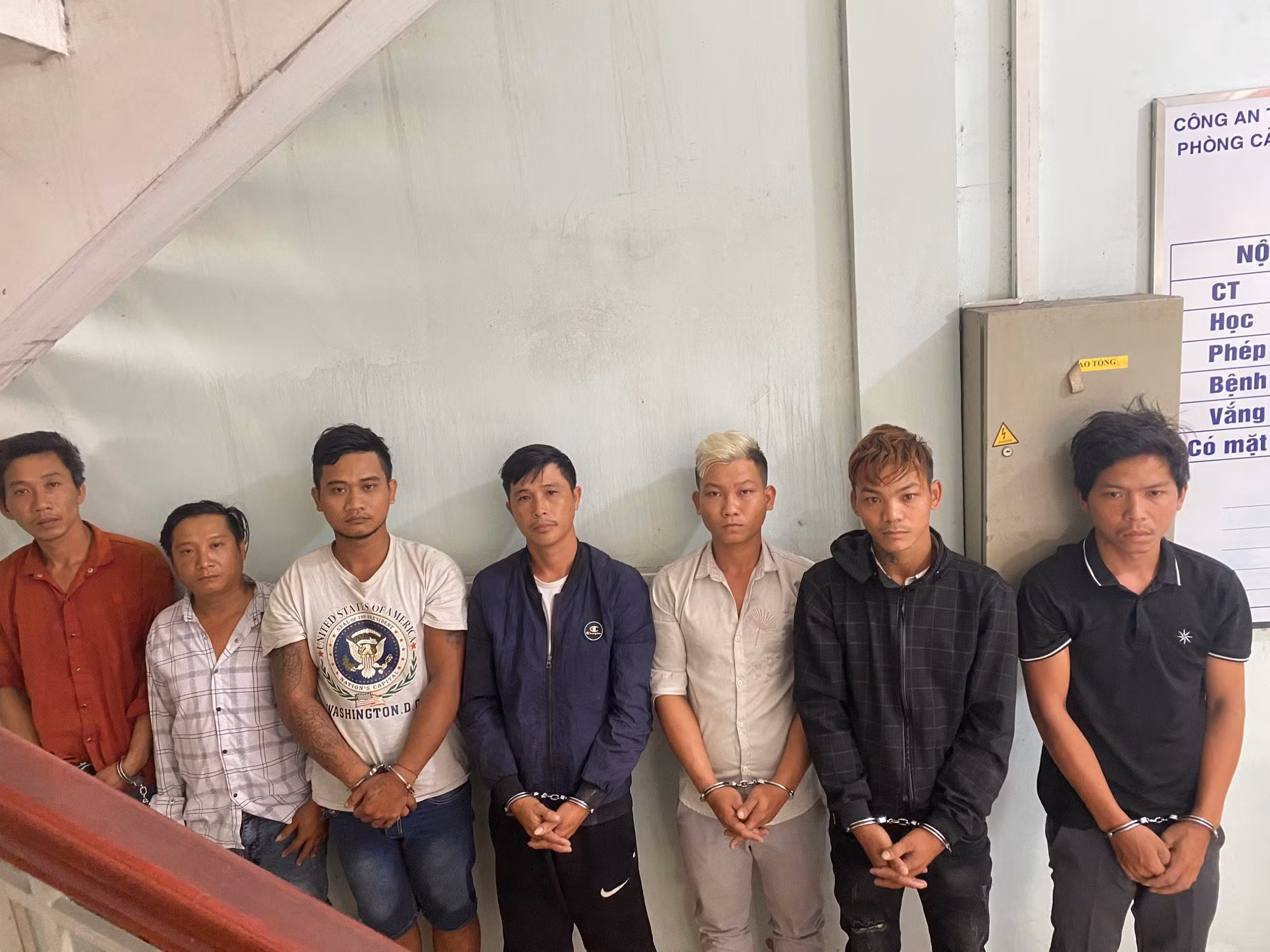 Tạm giữ nhóm đối tượng đâm chết vợ của cai thầu xây dựng -0