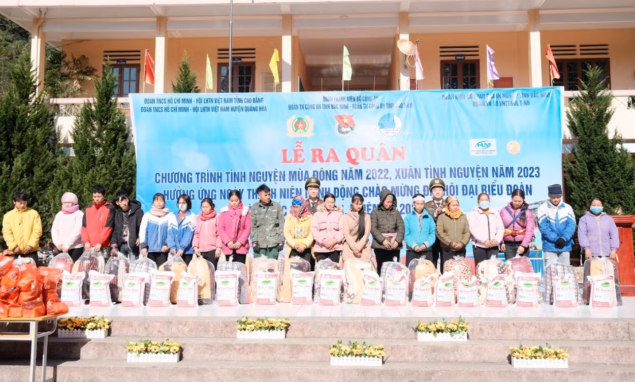 Mang đông ấm về với bà con nhân dân vùng cao -1