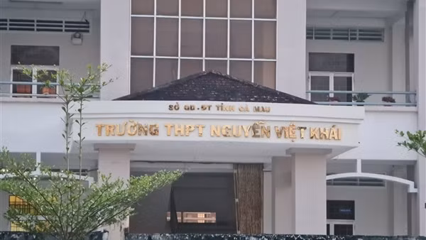 Điều tra vụ nhóm "người lạ" chém nam sinh gần cổng trường