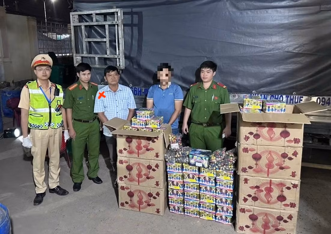 đối tượng đoàn văn khá (áo sơ mi kẻ sọc)..jpg -0