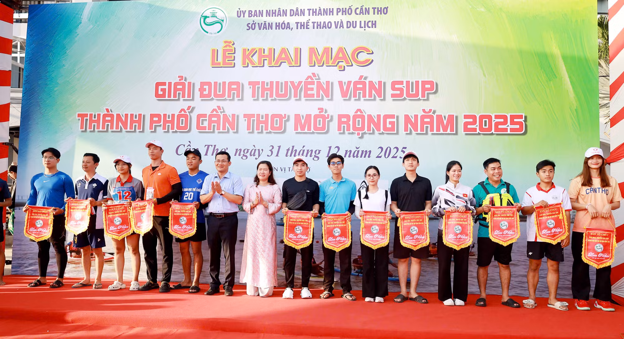 Hơn 200 VĐV tranh tài sôi nổi tại Giải đua thuyền ván SUP TP Cần Thơ mở rộng -0