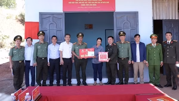 Công an Lâm Đồng bàn giao thêm 5 căn nhà cho người dân các xã biên giới