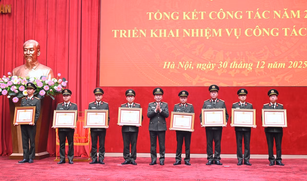 Thừa uỷ quyền của lãnh đạo Đảng, Nhà nước, Thứ trưởng Trần Quốc Tỏ trao Bằng khen của Thủ tướng Chính phủ tặng 2 tập thể, 6 cá nhân.