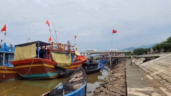 Công an vào cuộc làm rõ 6 tàu và thuyền cháy trong đêm