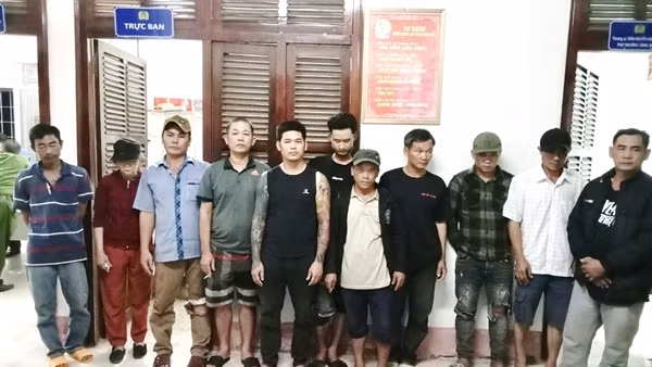 Vây bắt sòng bạc dưới hình thức xóc đĩa bên trong rừng keo