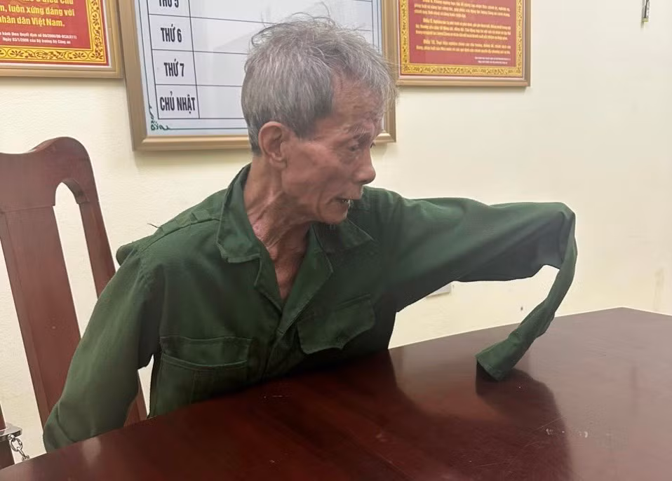 Tạm giữ hình sự người cha đâm con gái tử vong -0