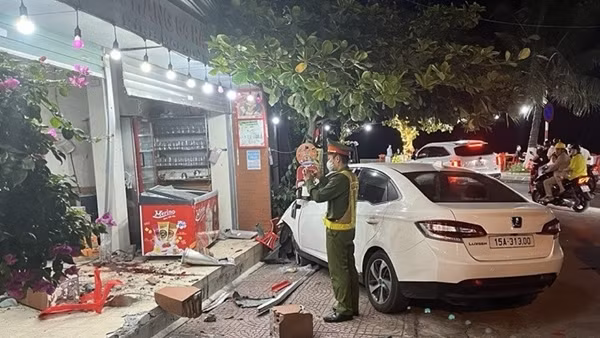 Ô tô lao vào nhà hàng, nữ chủ nhà bị thương nặng