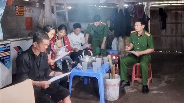Trưởng Công an xã kể chuyện trèo đèo, lội suối, vận động bà con làm căn cước công dân