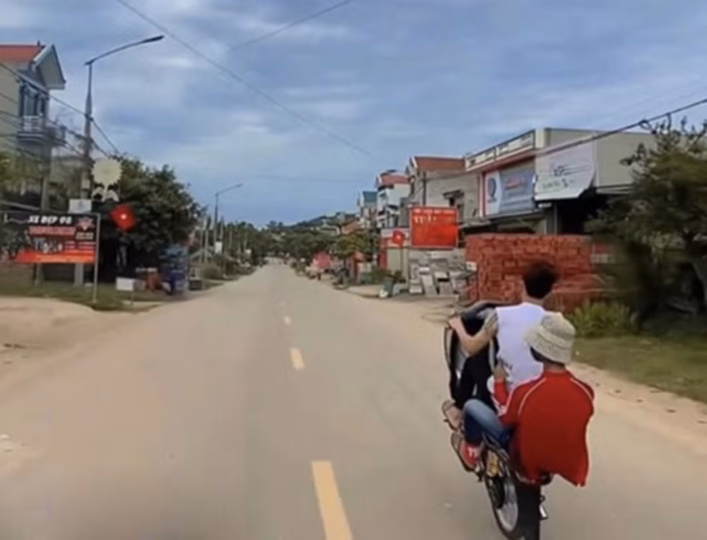 Đi xe máy bốc đầu, 4 thanh niên bị xử phạt -0