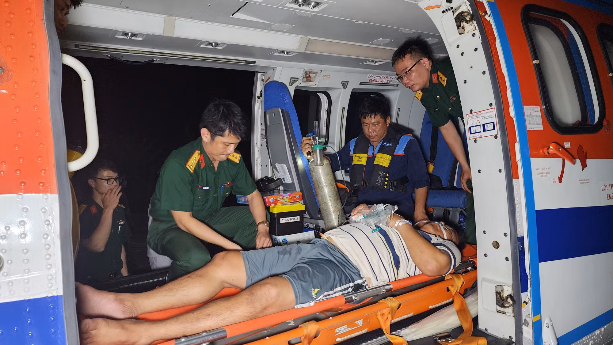 Lần đầu tiên dùng trực thăng đưa cùng lúc 3 bệnh nhân bị giảm áp vào đất liền cấp cứu -0