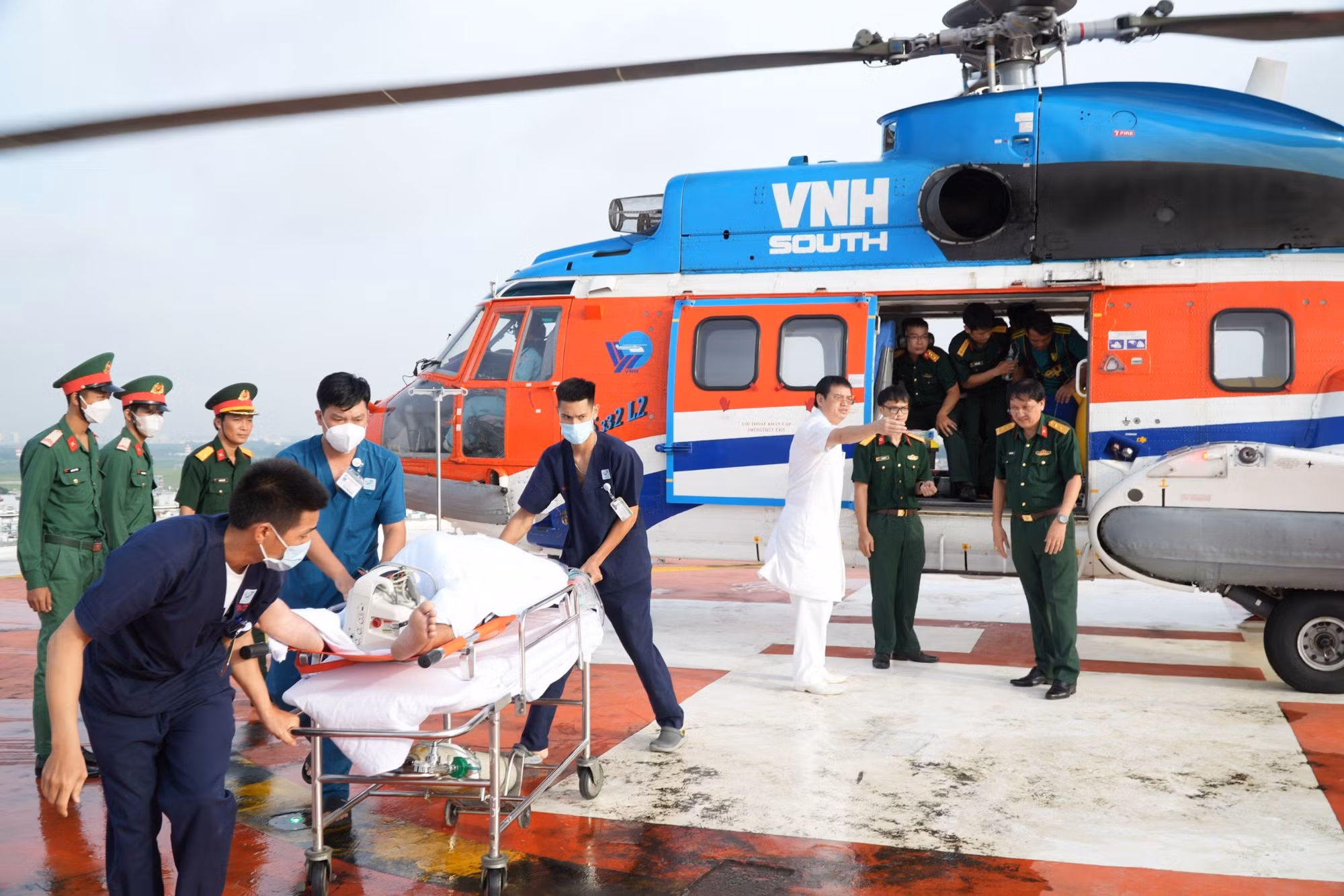 Lần đầu tiên dùng trực thăng đưa cùng lúc 3 bệnh nhân bị giảm áp vào đất liền cấp cứu -0