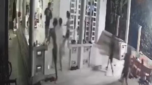Nghi bị tố chạy xe nẹt pô, nhóm thanh niên cầm hung khí vào nhà dân đe dọa