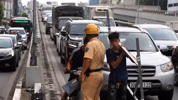 Ngông nghênh&nbsp;đi lên Vành đai 2 trên cao, cả loạt xe máy bị CSGT xử phạt