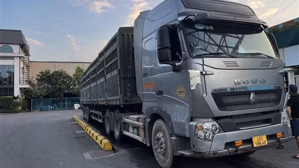 CSGT tuần tra đêm, xử lý hàng loạt container cắt nóc