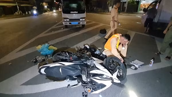Xe tải bỏ chạy sau khi va chạm với xe máy khiến 2 người bị thương