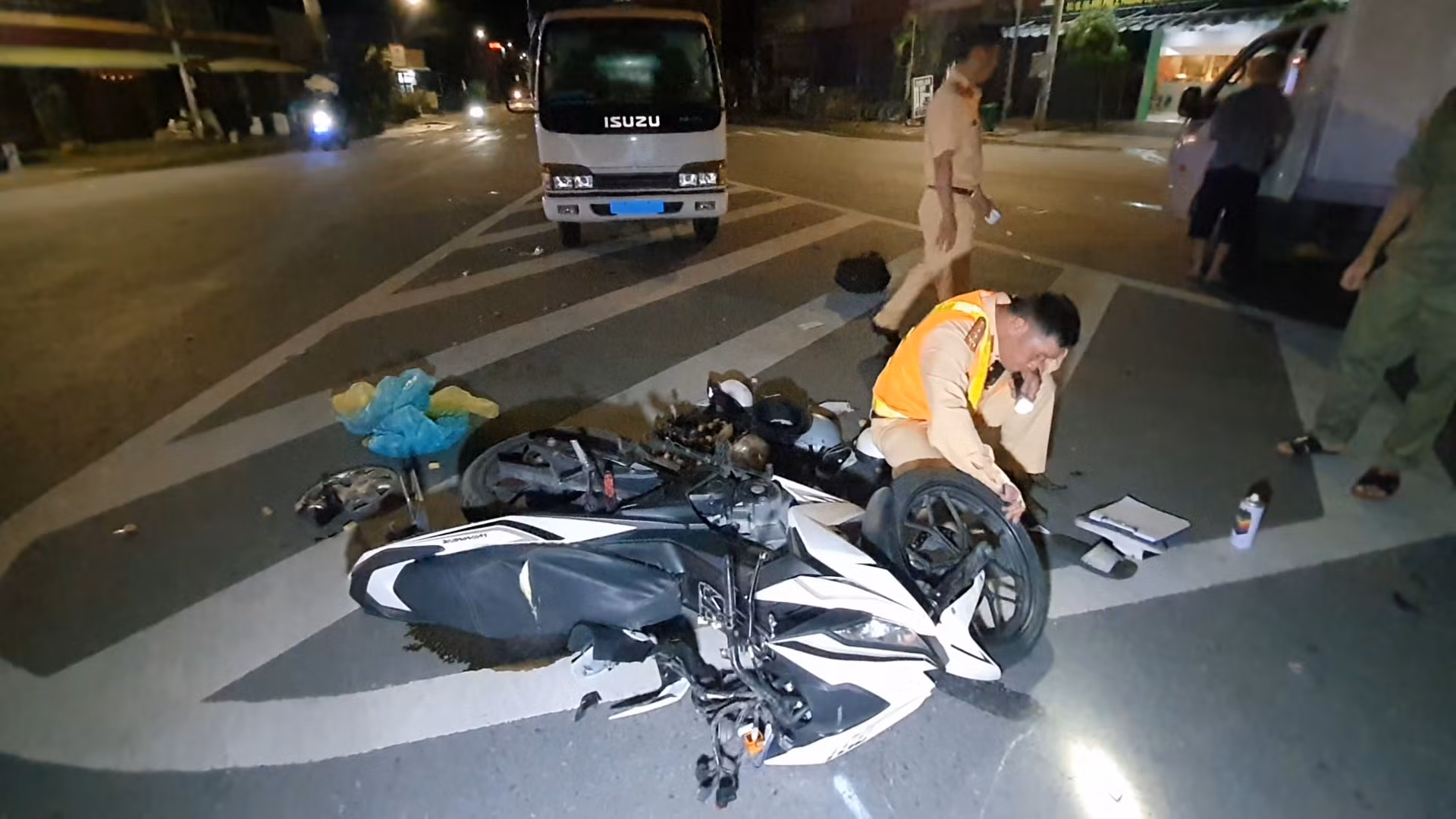 Xe tải bỏ chạy sau khi va chạm xe máy khiến 2 người bị thương -2